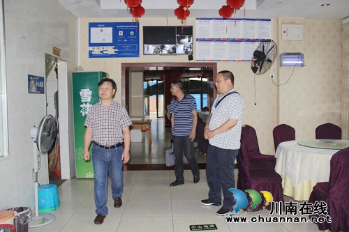 泸县人大常委会副主任蔡辉调研云龙镇食品安全工作(图2)