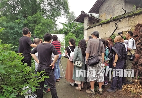 俄罗斯画家来隆昌写生&nbsp;将隆昌美景揽入笔下(图2)