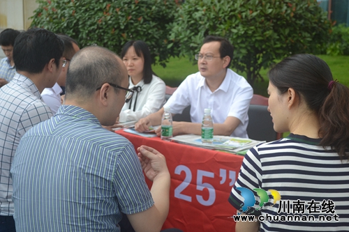 全国土地日&nbsp;泸州国土人上街下乡解疑释惑(图2)