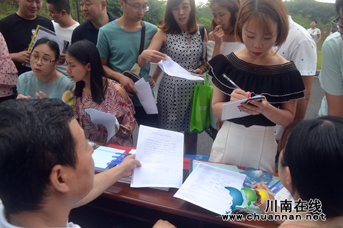 全国土地日&nbsp;泸州国土人上街下乡解疑释惑(图6)