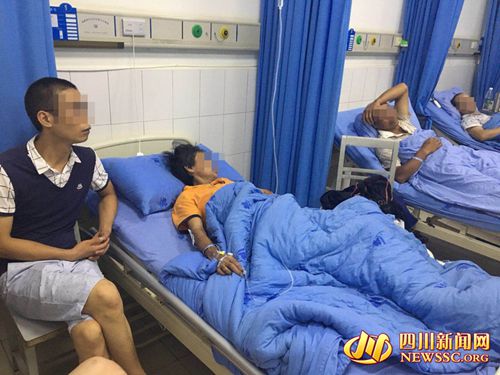 自贡一客车在行驶途中翻下田坎&nbsp;多人受伤(图2)