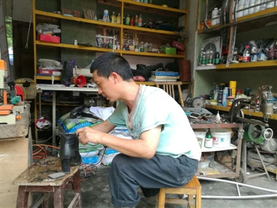 泸州独腿鞋匠免费为残疾人修鞋8年(图1)