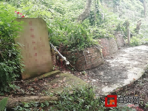 自贡：闹市山体遭坟墓“包圆”&nbsp;居民喊伤不起(图1)