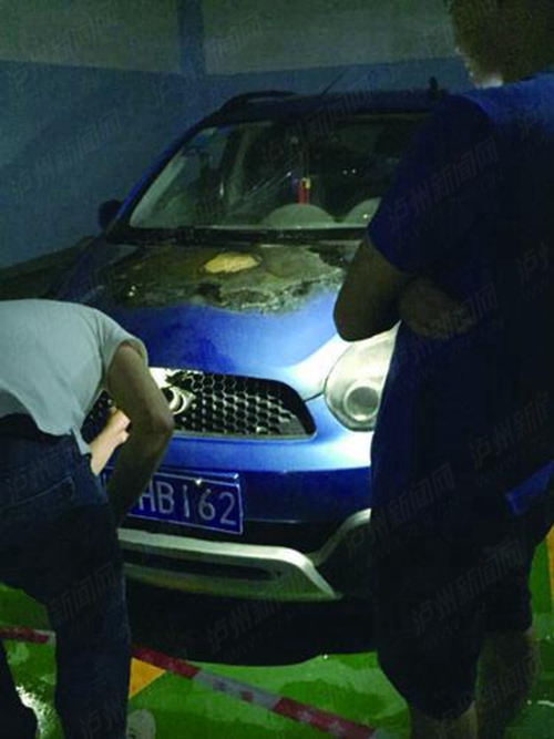 开出汽修店10分钟&nbsp;泸州一小车起火烧穿引擎盖(图1)