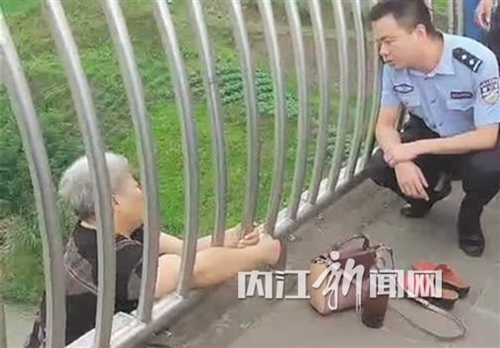 内江妇女“吊”在空中命悬一线&nbsp;警民联手相救(图1)