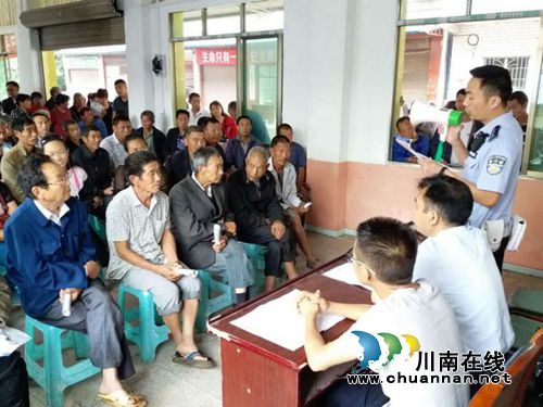 泸县公安局基层派出所组织召开两轮、三轮车驾驶员安全培训会(图1) 泸县公安局基层派出所组织召开两轮、三轮车驾驶员安全培训会(图1)