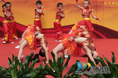 龙马潭区莲花池街道：社区党员群众同庆改革开放四十周年(图4)