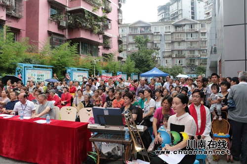 龙马潭区莲花池街道：社区党员群众同庆改革开放四十周年(图5)