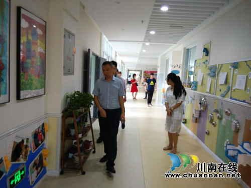 江阳区石寨教管中心主任在张坝中心幼儿园安全检查(图1)