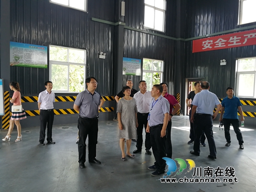 省人大常委会法工委副主任杨筠考察调研泸县生活垃圾压缩中转站(图1)