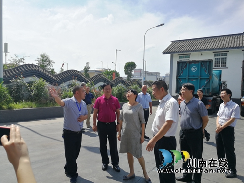 省人大常委会法工委副主任杨筠考察调研泸县生活垃圾压缩中转站(图2)