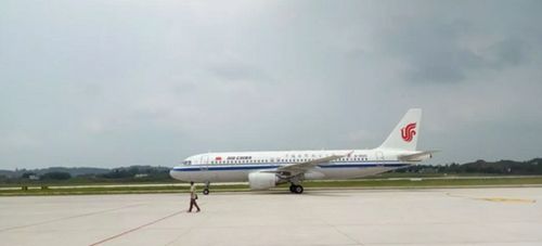 空客A320“大驾光临”&nbsp;泸州云龙机场试飞了！(图2)