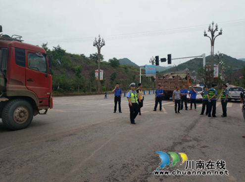 古蔺县住建局开展城区道路扬尘专项整治行动(图1)