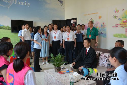 最高法邀请部分全国人大代表走进泸州法院(图9)