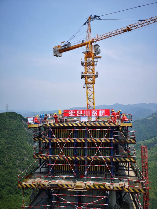 赤水河特大桥索塔封顶 预计2019年底通车(图1) 赤水河特大桥索塔封顶 预计2019年底通车(图1)