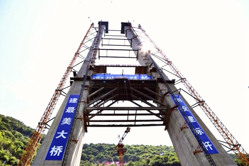 赤水河特大桥索塔封顶 预计2019年底通车(图2) 赤水河特大桥索塔封顶 预计2019年底通车(图2)