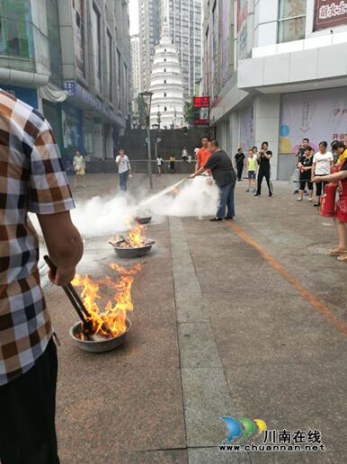 江阳区北城街道报恩塔社区联合辖区单位开展夏季消防演练(图1)