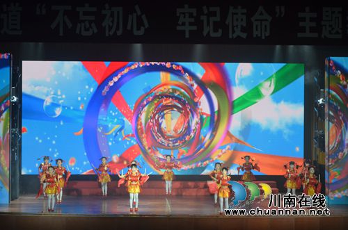 泸县玉蟾街道举办“不忘初心、牢记使命”主题教育文艺展演(图2)