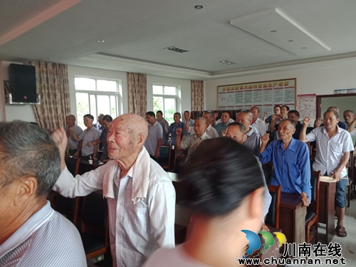 泸县太伏镇庆祝建党97周年党员重温入党誓词(图1)