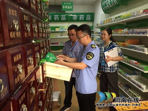 合江县食药监局检查合江镇食品药品经营单位(图1)