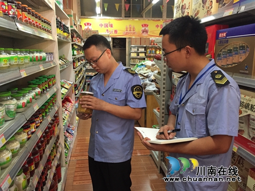 合江县食药监局检查合江镇食品药品经营单位(图2)