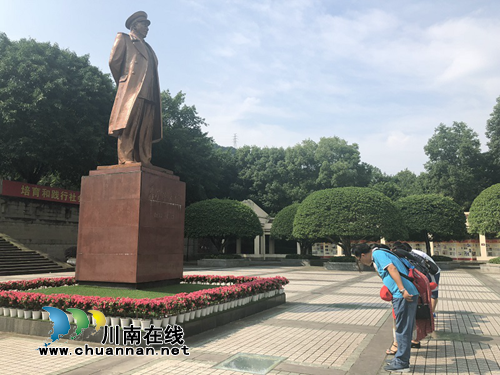 泸州十二中党支部举行“感受红色情怀&nbsp;追忆革命精神”教育活动(图1)