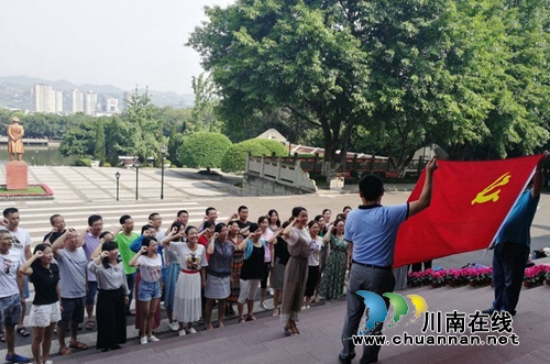 泸州十二中党支部举行“感受红色情怀&nbsp;追忆革命精神”教育活动(图4)