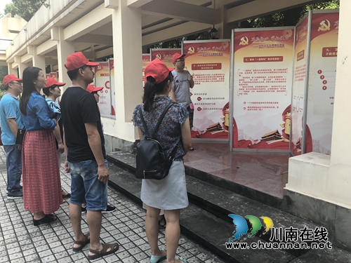 泸州十二中党支部举行“感受红色情怀&nbsp;追忆革命精神”教育活动(图6)