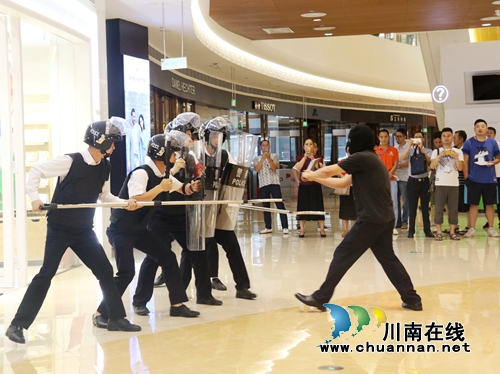泸州举行商贸流通领域消防应急暨治安处突演练(图2)