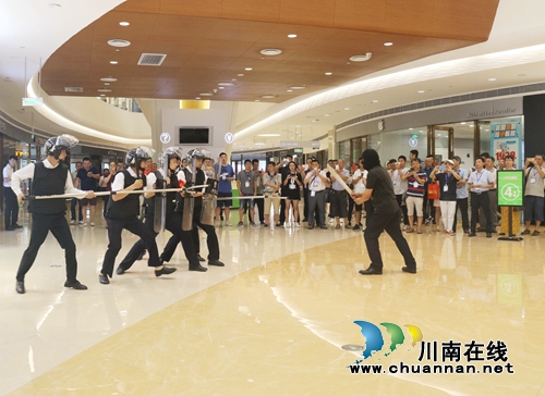 泸州举行商贸流通领域消防应急暨治安处突演练(图3)