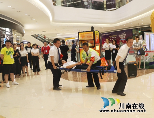 泸州举行商贸流通领域消防应急暨治安处突演练(图4)