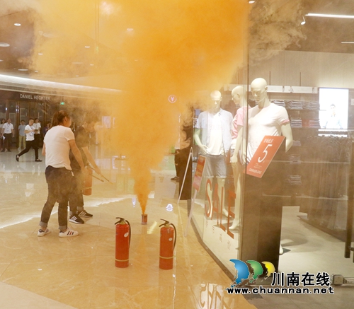 泸州举行商贸流通领域消防应急暨治安处突演练(图5)