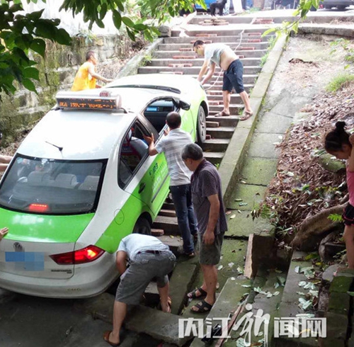 内江：载人出租车不熟悉地形&nbsp;凌晨冲到台阶下(图1)
