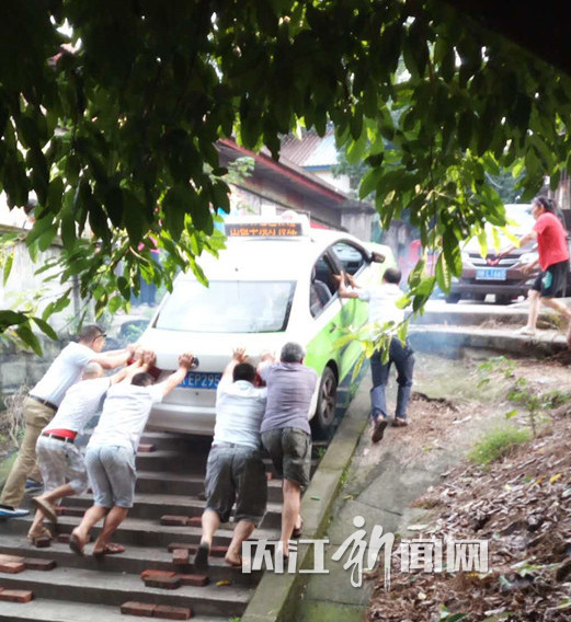 内江：载人出租车不熟悉地形&nbsp;凌晨冲到台阶下(图2)