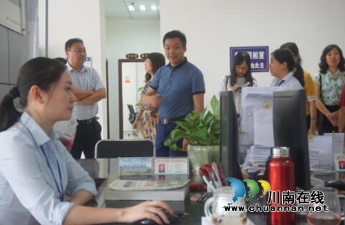 市政府办副主任刘中贵一行到纳溪区政务中心调研督导“最多跑一次”改革工作(图2)