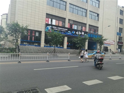 白天修好晚上被拆&nbsp;泸州300米街道护栏屡遭破坏(图1)