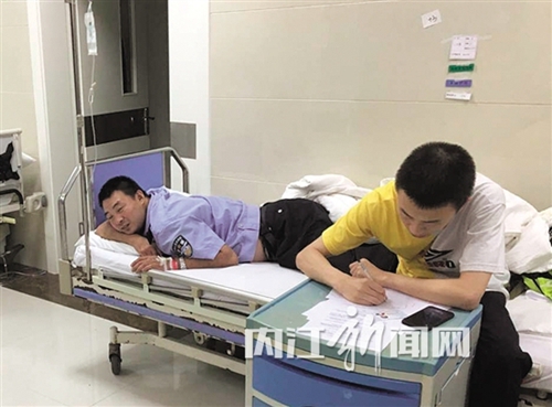 内江:遇到交通执法检查 疑似酒驾男撞倒民警(图2) 内江:遇到交通执法检查 疑似酒驾男撞倒民警(图2)