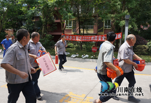 江阳区张坝街道彭湾社区开展消防安全演练(图1)