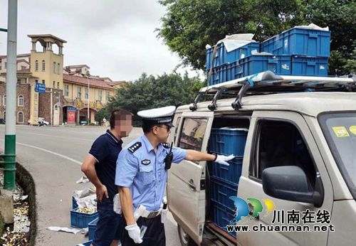 泸县交警大队查获一起客车违反规定载货的违法行为(图2) 泸县交警大队查获一起客车违反规定载货的违法行为(图2)