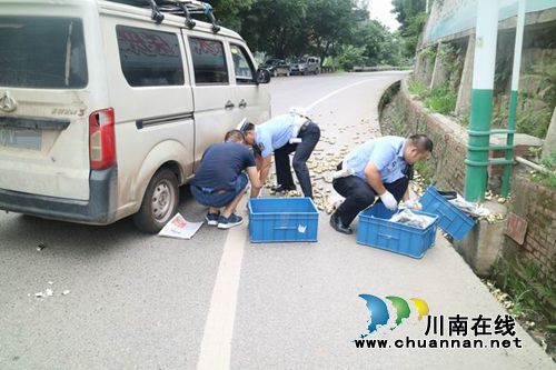 泸县交警大队查获一起客车违反规定载货的违法行为(图1) 泸县交警大队查获一起客车违反规定载货的违法行为(图1)