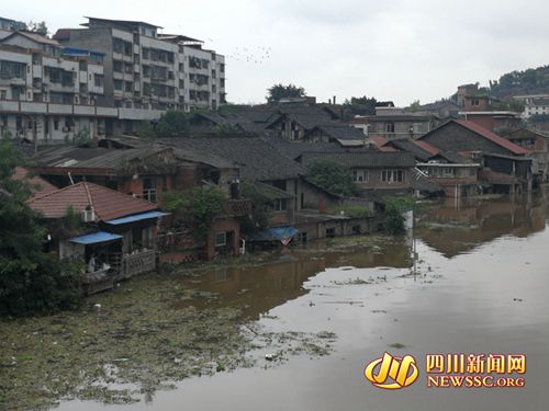 洪峰过境&nbsp;自贡富顺提前13小时撤离淹没区群众(图1)
