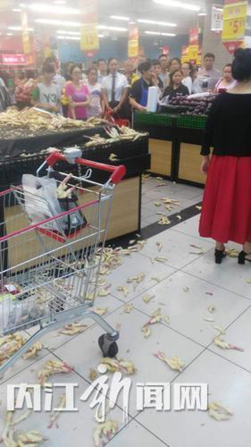 不满计价方式&nbsp;内江女子扔姜大闹超市蔬菜小店(图1)