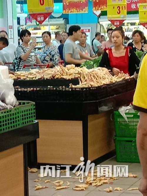 不满计价方式&nbsp;内江女子扔姜大闹超市蔬菜小店(图2)