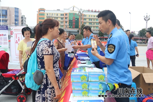 龙马潭区开展2018年食品安全宣传周活动(图1)