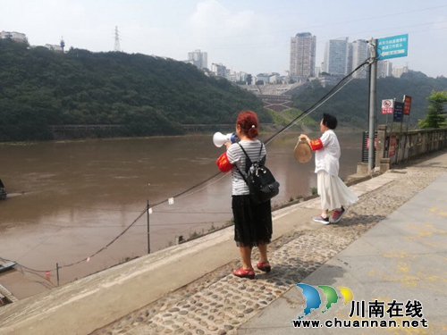 龙马潭红星街道:野泳劝导队江边巡逻 劝导群众珍爱生命(图1) 龙马潭红星街道:野泳劝导队江边巡逻 劝导群众珍爱生命(图1)