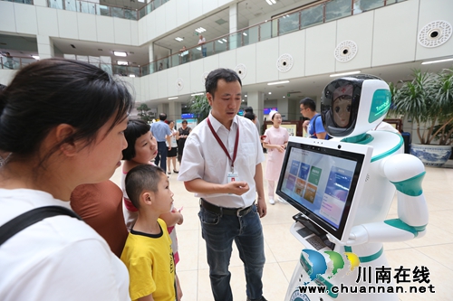 川南首个智能导诊机器人西南医大中医院上岗(图5)