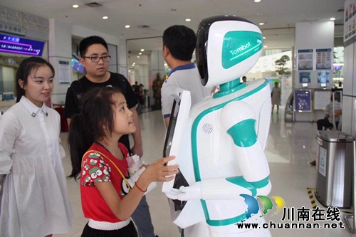 川南首个智能导诊机器人西南医大中医院上岗(图7)