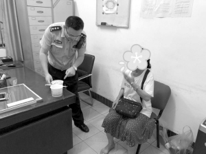 宜宾太婆失踪10天走上成都二环高架 最终团聚(图1) 宜宾太婆失踪10天走上成都二环高架 最终团聚(图1)