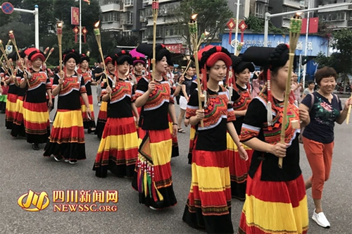 宜宾万人彝汉同胞同庆屏山2018彝族火把节(图2) 宜宾万人彝汉同胞同庆屏山2018彝族火把节(图2)