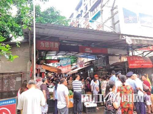 内江:猪肉摆进水果摊 部门称打乱规划须搬离(图1) 内江:猪肉摆进水果摊 部门称打乱规划须搬离(图1)